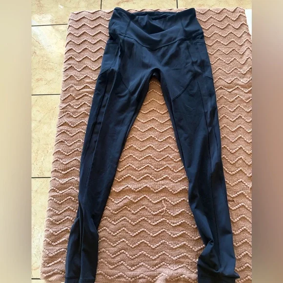 Lulu lemon High-Rise Black Women's Performance Leggings with pockets - Picture 5 of 8